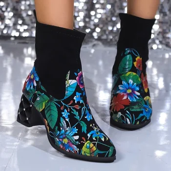Дамски ботуши с принтом в етнически стил, новост зимата 2023, модни дамски ботильоны с остри пръсти, удобни и модерни обувки на дебелите ток