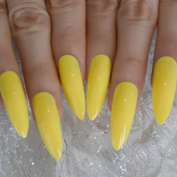 Неоново жълто-дълги изкуствени нокти с UV-лъскава повърхност, продълговато заострени отгоре ноктите, перфектен маникюр за лятото с клейкими язычками